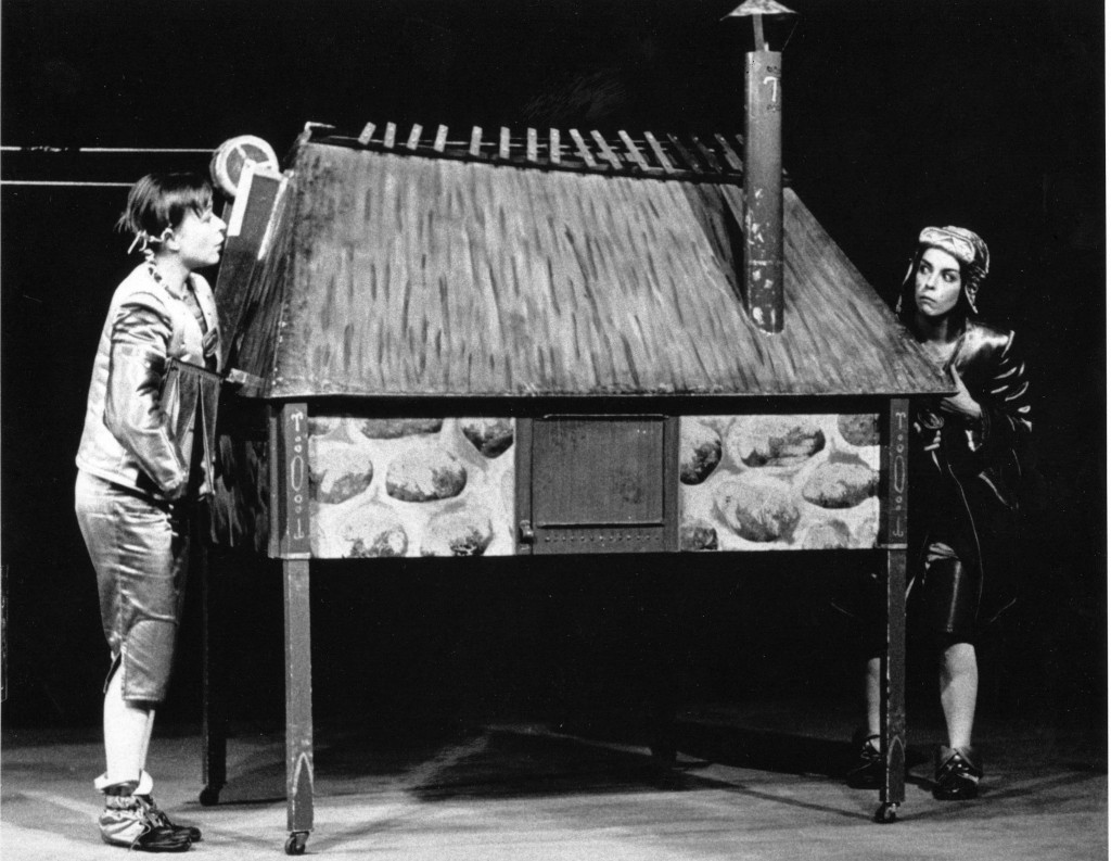 Une lune entre deux maisons, mise en scène Léo Munger et Gervais Gaudreault, Le Carrousel. Muriel Desgroseillers et Dominique Dupire-Farand. Photo: Patrick Berger