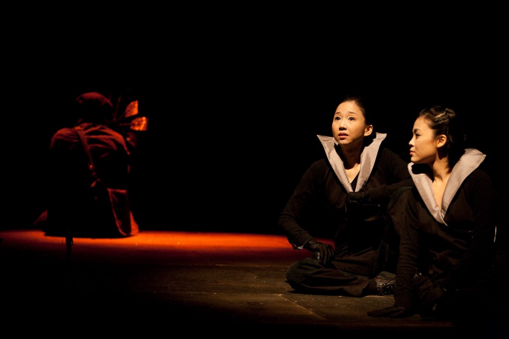 Petit Pierre en mandarin, traduction Camille Yih-June Chia, mise en scène Gervais Gaudreault, Le Carrousel, 2009.  Ludger Côté, Jade Pi-Yu Shih, Szu-Ni Wen. 