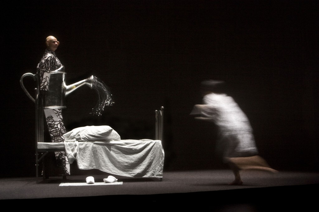 Nuit d'orage de Michèle Lemieux, mise en scène Gervais Gaudreault, Le Carrousel, 2010. Ludger Côté, Émilie Lévesque. Photo: F-X Gaudreault
